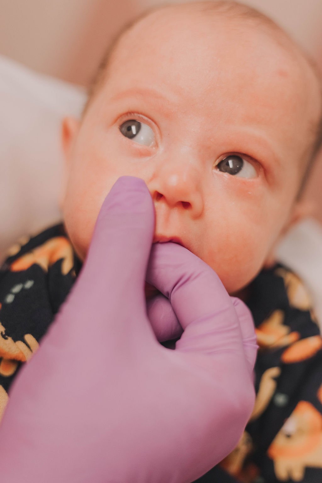 bebê brincando em sessão na Clínica Alento